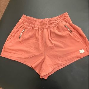 Vuori Dash shorts XS never worn!